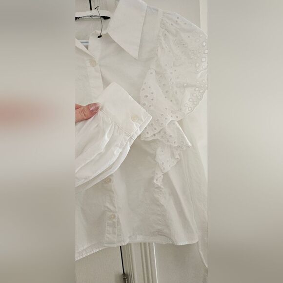 💝Zara eyelet ruffle button up top size small - Picture 2 of 5